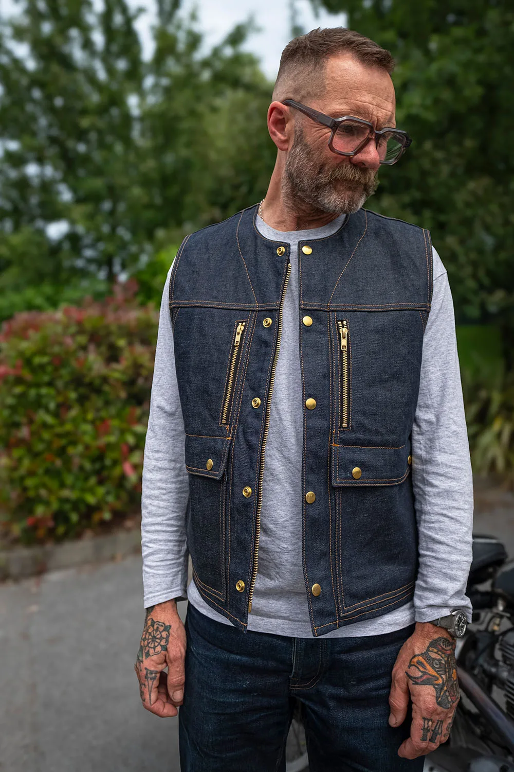 seconds 22 – magneto vest L